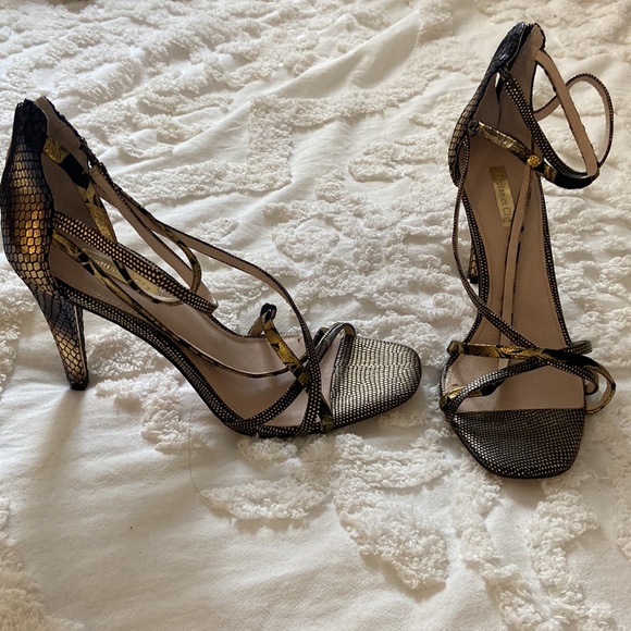 Black and gold strappy heels - Picture 2 of 3